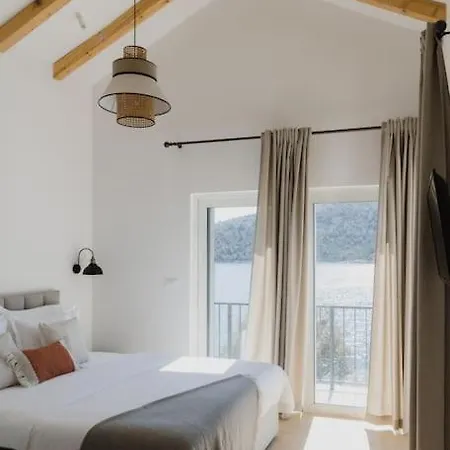 Villa Beachfront Retreat *